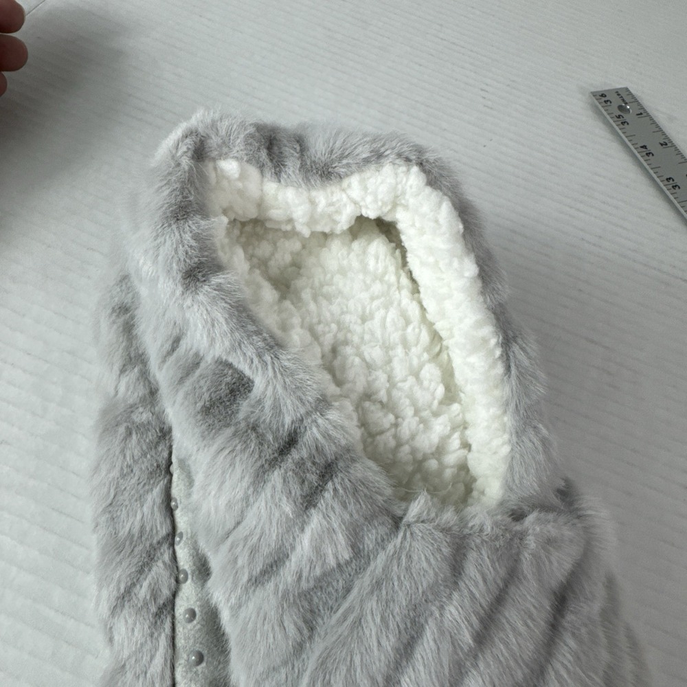 Auden Women's 0770 M/L 8-12 Faux Fur Slipper Socks Light Gray Gripper Bottom NWT - Picture 4 of 10